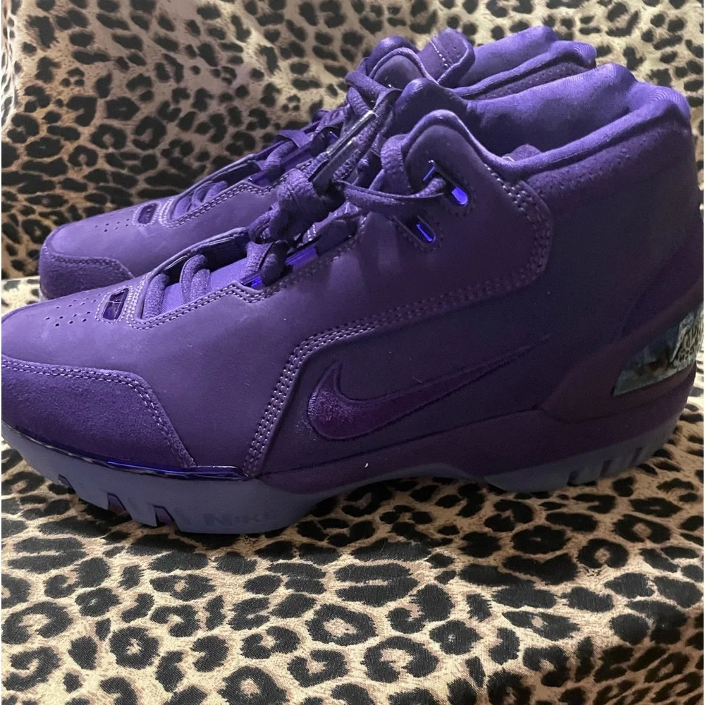 - - Nike  Air  Zoom Generation Lebron  beautiful, purple color size 7, men’s